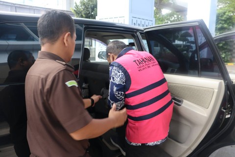 Penyidik Kejati DKI menahan mantan Direktur Investasi dan Pengembangan Dana Pensiun Bukti Asam berinisial MS, Selasa (23/4). Foto: Dok. Kejati DKI Jakarta