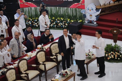Momen Prabowo genggam erat dua lengan Anies Baswedan di KPU, Rabu (24/4/2024). Foto: Jamal Ramadhan/kumparan