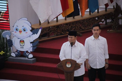 Presiden dan Wakil Presiden terpilih Prabowo Subianto bersama Gibran Rakabuming Raka memberikan pidato pertama usai engikuti rapat pleno terbuka penetapan pasangan calon Presiden dan Wakil Presiden terpilih Pemilu 2024 di Gedung KPU, Ranu (24/4). Foto: Jamal Ramadhan/kumparan