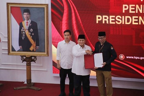 Presiden dan Wakil Presiden terpilih Prabowo Subianto dan Gibran Rakabuming Raka menerima dokumen berita acara dari Ketua KPU Hasyim Asy'ari saat rapat pleno di Gedung Komisi Pemilihan Umum (KPU), Jakarta, Rabu (24/4/2024). Foto: Jamal Ramadhan/kumparan