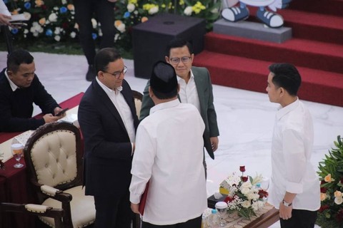 Capres 01 Anies Baswedan berjabat tangan dengan presiden terpilih Prabowo Subianto  saat rapat pleno di Gedung Komisi Pemilihan Umum (KPU), Jakarta, Rabu (24/4/2024). Foto: Jamal Ramadhan/kumparan