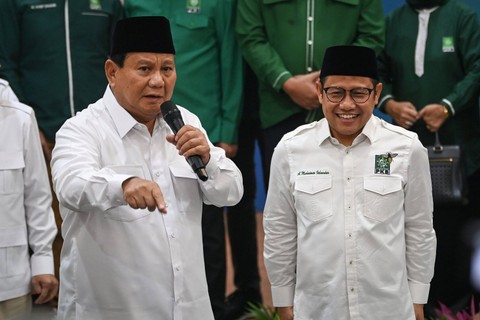 Presiden terpilih periode 2024-2029 Prabowo Subianto (kiri) dan Ketua Umum Partai Kebangkitan Bangsa (PKB) Muhaimin Iskandar (kanan) menyampaikan keterangan kepada wartawan usai melakukan pertemuan di Kantor DPP PKB, Jakarta, Rabu (24/4/2024). Foto: Aditya Pradana Putra/ANTARA FOTO