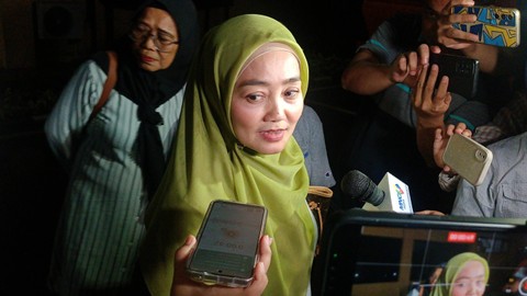 Ibunda Chandrika Chika, Poppy Putry usia menjenguk di Polres Metro Jakarta Selatan. Foto: Aprilandika Pratama/kumparan