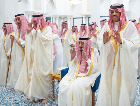 Raja Salman salat Idul Fitri sambil duduk di Istana Salam, Jeddah, pada 10 April 2024 Foto: X/@makkahregion