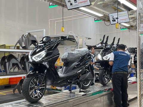 Kunjungan ke pabrik Polytron di Sayung, Demak, Jawa Tengah untuk melihat proses perakitan motor listrik. Foto: Sena Pratama/kumparan