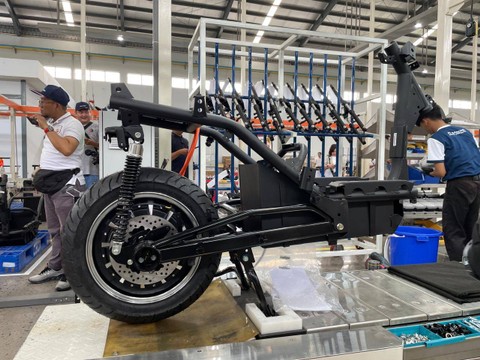 Kunjungan ke pabrik Polytron di Sayung, Demak, Jawa Tengah untuk melihat proses perakitan motor listrik. Foto: Sena Pratama/kumparan