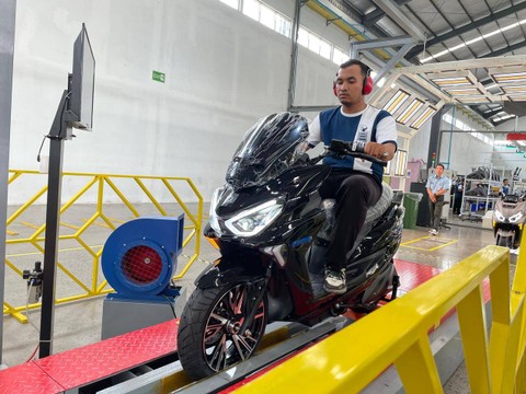 Kunjungan ke pabrik Polytron di Sayung, Demak, Jawa Tengah untuk melihat proses perakitan motor listrik. Foto: Sena Pratama/kumparan