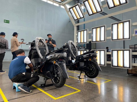 Kunjungan ke pabrik Polytron di Sayung, Demak, Jawa Tengah untuk melihat proses perakitan motor listrik. Foto: Sena Pratama/kumparan