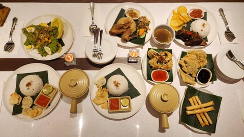 Aneka makanan dan jamu Acaraki di Grand Indonesia, East Mall, Jakarta (24/4/2024). Foto: Azalia Amadea/Kumparan