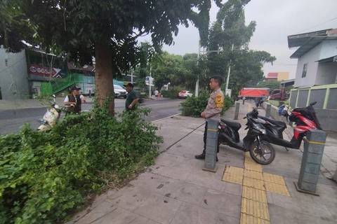 Lokasi 3 anggota TNI yang tersambar petir di pohon dekat gerbang masuk Mabes TNI, Cilangkap, Jakarta Timur, Rabu (24/4/2024). Foto: Dok. Istimewa