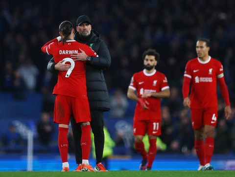 Juergen Klopp coba tenangkan Darwin Nunez usai Liverpool ditekuk Everton dalam laga tunda Liga Inggris di Goodison Park, Kamis (25/4) dini hari WIB. Foto: Action Images via Reuters/Lee Smith