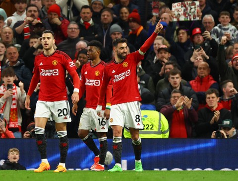Selebrasi Diogo Dalot, Amad Diallo, dan Bruno Fernandes saat Manchester United kalahkan Sheffield United dalam laga tunda Liga Inggris di Stadion Old Trafford, Kamis (25/4) dini hari WIB. Foto: REUTERS/Molly Darlington
