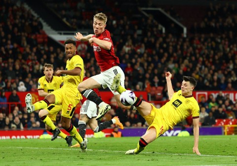 Striker Manchester United Hojlund mengolah bola saat pertandingan melawan Sheffield United di Stadion Old Trafford, Manchester. Foto: Molly Darlington/REUTERS