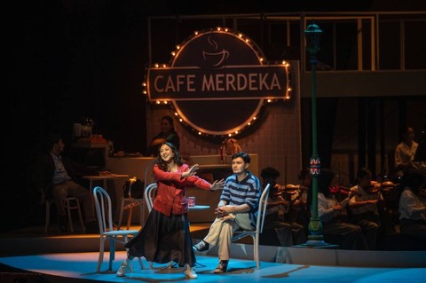 Aktris Sherina Munaf dan mantan atlet Nyoman Paul (kanan) tampil dalam Konser Musikal Memeluk Mimpi-mimpi di Taman Ismail Marzuki, Jakarta, Rabu, (24/4/2024). Foto: Erlangga Bregas Prakoso/ANTARA FOTO