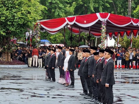 Mendagri Tito Karnavian menyematkan Satyalancana Karya Bhakti Praja Nugraha kepada 14 kepala daerah yang berprestasi di acara upacara peringatan Hari Otoda ke-XXVIII di Balai Kota, Surabaya, Kamis (25/4/2024). Foto: Farusma Okta Verdian/kumparan