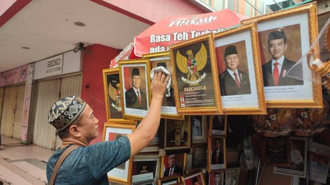 Foto yang memuat gambar Prabowo dan Gibran mulai dijajakan di Jalan Pasar Baru, Jakarta Pusat, pada Kamis (25/4).  Foto: Rachmadi Rasyad/kumparan