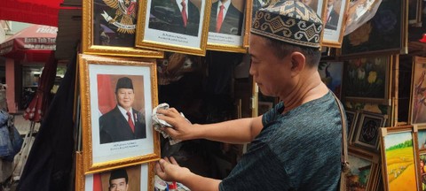 Foto yang memuat gambar Prabowo dan Gibran mulai dijajakan di Jalan Pasar Baru, Jakarta Pusat, pada Kamis (25/4).  Foto: Rachmadi Rasyad/kumparan