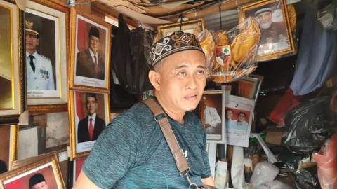 Penjual foto Prabowo dan Gibran, Fathorrahman (50).  Foto: Rachmadi Rasyad/kumparan