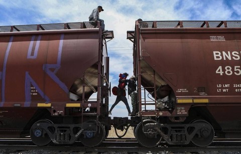 Imigran dari berbagai negara berjalan menuju perbatasan Meksiko dan Amerika di Ciudad Juarez, Chihuahua, Meksiko, Rabu (24/4/2024). Foto: Herika Martinez/AFP