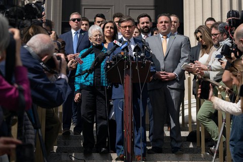 Ketua DPR AS Mike Johnson di tengah demo pro-Palestina di kampus-kampus Amerika Serikat. Foto: David Dee Delgado/REUTERS