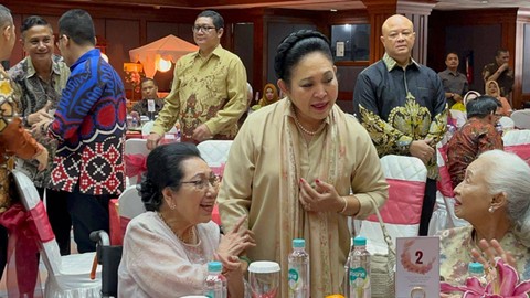 Mantan istri Prabowo Subianto, Titiek Soeharto (berdiri), menghadiri acara ulang tahun ke-87 Siti Hardjanti (kiri) yang merupakan tantenya, di Gedung Pewayangan, TMII, Jakarta Timur, Kamis (25/4). Foto: Zamachsyari/kumparan