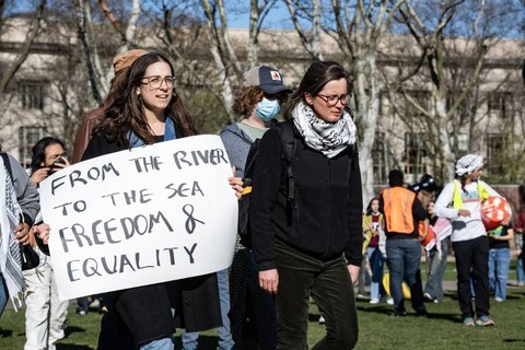 Aksi demo pro-Palestina di kampus Harvard, Selasa (22/4/2024). Foto: Joseph Prezioso / AFP