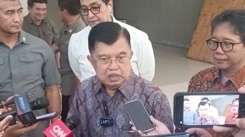 Wakil Presiden RI ke-10 dan 12, Jusuf Kalla saat diwawancarai wartawan di Fakultas Ilmu Sosial dan Ilmu Politik, Universitas Indonesia, Kamis (25/4).  Foto: Fadlan Nuril Fahmi/kumparan