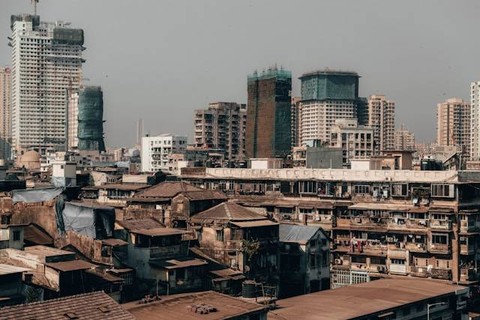 Ilustrasi jelaskan kesenjangan sosial yang disebabkan oleh modernisasi. Foto: Unsplash/Vinay Darekar