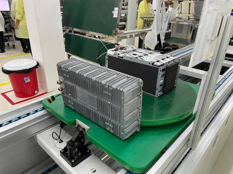 Proses perakitan baterai motor listrik di pabrik Polytron, Kudus Jawa Tengah.  Foto: Sena Pratama/kumparan