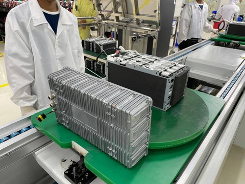 Proses perakitan baterai motor listrik di pabrik Polytron, Kudus Jawa Tengah.  Foto: Sena Pratama/kumparan