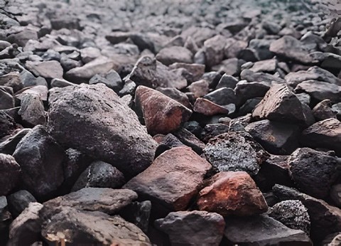 Batuan Bauksit dari pertambangan di Kalimantan (Sumber: Shutterstock)
