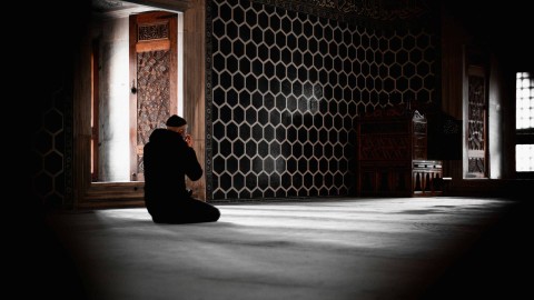 Ilustrasi Jelaskan Pengertian Adab dalam Islam, Sumber Unsplash Imad Alassiry