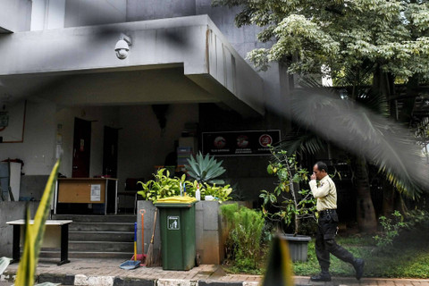 Petugas berjalan di area Rumah Tahanan Kelas 1 Jakarta Timur Cabang Rutan KPK, Jakarta, Kamis (25/4/2024). Foto: Hafidz Mubarak A/ANTARA FOTO
