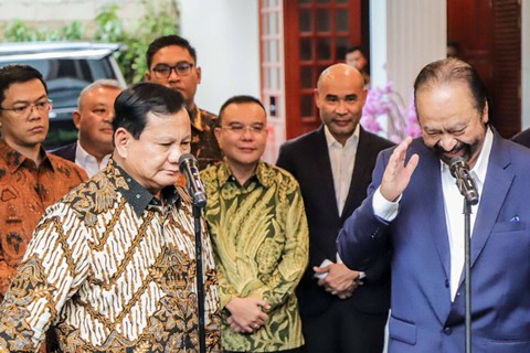 Presiden terpilih Prabowo Subianto bersama Ketua Umum Partai Nasdem Surya Paloh memberikan keterangan usai pertemuan di Kediaman Prabowo Subianto di Kertanegara, Jakarta Selatan, Kamis (25/4/2024).  Foto: Jamal Ramadhan/kumparan