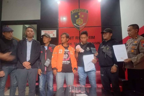 Mediasi antara adik Via Vallen RF dengan anggota Aliansi Arek Sidoarjo, Adyt, soal dugaan penggelapan motor di Polsek Tanggulangin, Sidoarjo, Kamis (25/4/2024)  Foto: Dok. Polsek Tanggulangin