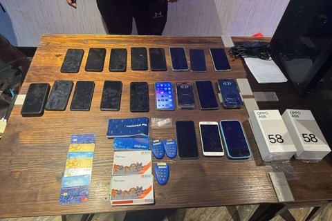 Polisi tangkap 4 pelaku penjual koin judi slot Higgs Domino dan Royal Dream.  Foto: Dok. Istimewa