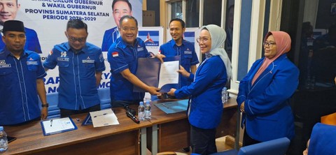 Kader Partai Demokrat Sumsel Holda saat mengambil formulir pendaftaran Balon Gubernur Sumsel di partai Demokrat, Foto : Abdul Toriq/Urban Id