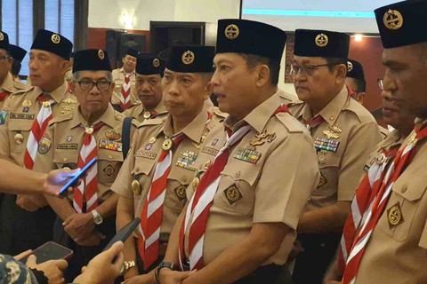 Ketua Kwarnas Pramuka Komjen Pol (purn) Budi Waseso (tengah) didampingi pimpinan pramuka lainnya memberikan pernyataan kepada para wartawan terkait Pernyataan Sikap Pramuka yang ditandatangani 34 pimpinan Kwarda provinsi seluruh Indonesia (25/4/2024) Foto: Dok. Istimewa