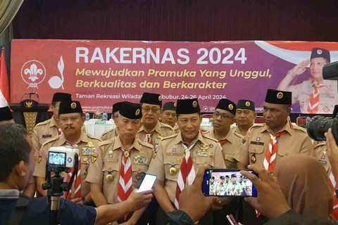 Ketua Kwarnas Pramuka Komjen Pol (purn) Budi Waseso (tengah) didampingi pimpinan pramuka lainnya memberikan pernyataan kepada para wartawan terkait Pernyataan Sikap Pramuka yang ditandatangani 34 pimpinan Kwarda provinsi seluruh Indonesia (25/4/2024) Foto: Dok. Istimewa