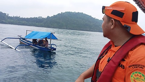 Tim SAR gabungan melakukan pencarian terhadap penumpang yang lompat dari KMP Reina. | Foto: Dok Basarnas Lampung