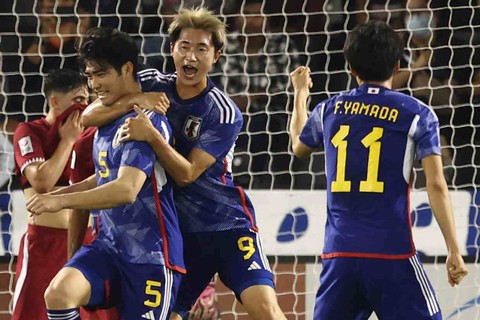 Bek Jepang Seiji Kimura merayakan bersama rekan satu timnya setelah mencetak gol kedua mereka pada pertandingan perempat final Piala Asia U23 AFC Qatar 2024 antara Qatar dan Jepang di Stadion Jassim Bin Hamad di Doha (25/4/2024) Foto: Karim Jaafar / AFP