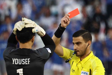Penjaga gawang Qatar #1 Yousef Abdulla menerima kartu merah saat pertandingan perempat final Piala Asia U23 AFC Qatar 2024 antara Qatar dan Jepang di Stadion Jassim Bin Hamad di Doha (25/4/2024) Foto: Karim Jaafar / AFP