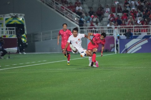 Komang Teguh saat melawan Korsel di Stadion Abdullah bin Khalifa, Doha, Qatar, Jumat (26/4) dini hari WIB. Foto: PSSI