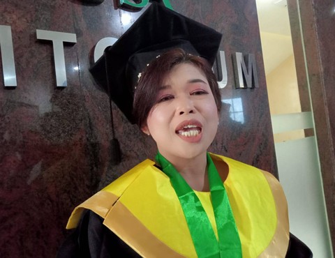 Sri Widi, wisudawati S1 dari Program Studi Pendidikan Guru Pendidikan Anak Usia Dunia (PGPAUD) Universitas Nahdlatul Ulama Surabaya (Unusa). Foto: Masruroh/Basra