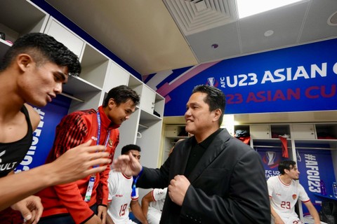 Ketum PSSI, Erick Thohir, usai Timnas U-23 Indonesia kalahkan Korsel di Stadion Abdullah bin Khalifa, Doha, Qatar, Jumat (26/4) dini hari WIB. Foto: PSSI