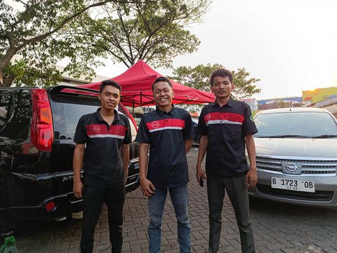 Marsus (tengah), Pemilik Mars Auto, Bengkel Spesialis Nissan di Cinere, Depok bersama mekaniknya. Foto: Fitra Andrianto/kumparan