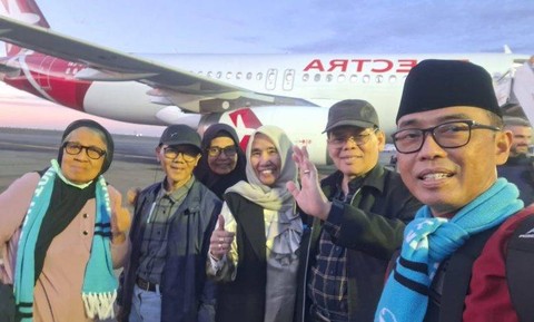 Berpose bersama rombongan Muhibbah sesaat transit di Roma