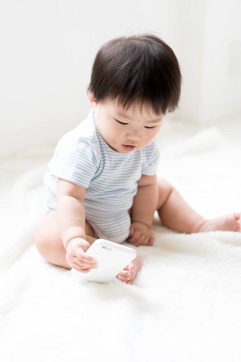 Bahaya screen time untuk bayi. Foto: violetblue/Shutterstock