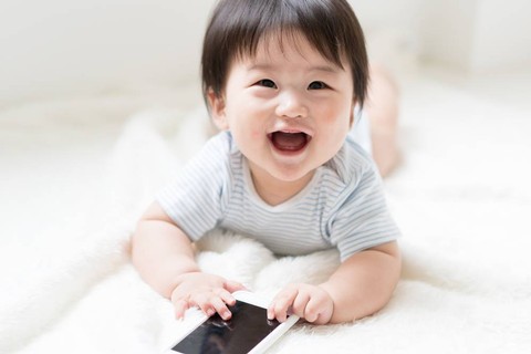 Bahaya screen time untuk bayi. Foto: violetblue/Shutterstock