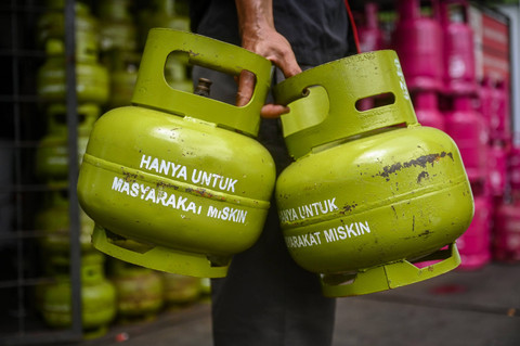 Bongkar muat gas elpiji 3 kg. Foto: Erlangga Bregas Prakoso/ANTARA FOTO